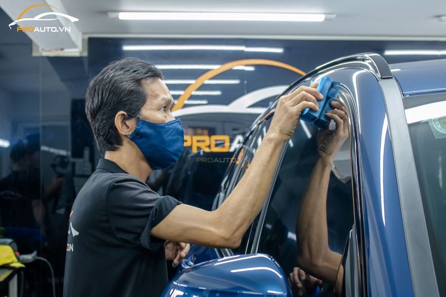 Phủ ceramic kính ô tô Diamond Shield thi công trên xe BMW X3