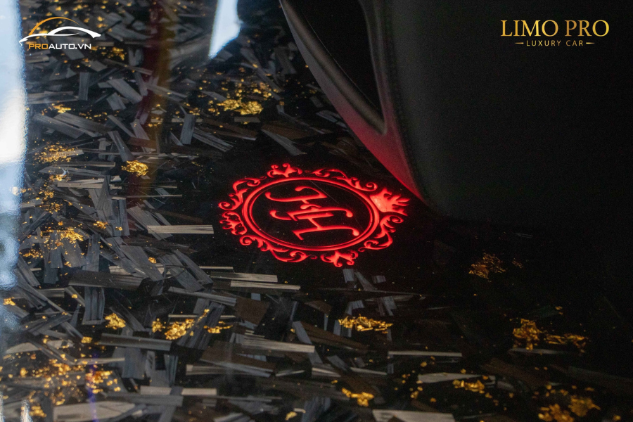 Độ limousine xe Kia Carnival mẫu sàn carbon nhũ vàng cao cấp với logo cá nhân hoá theo sở thích