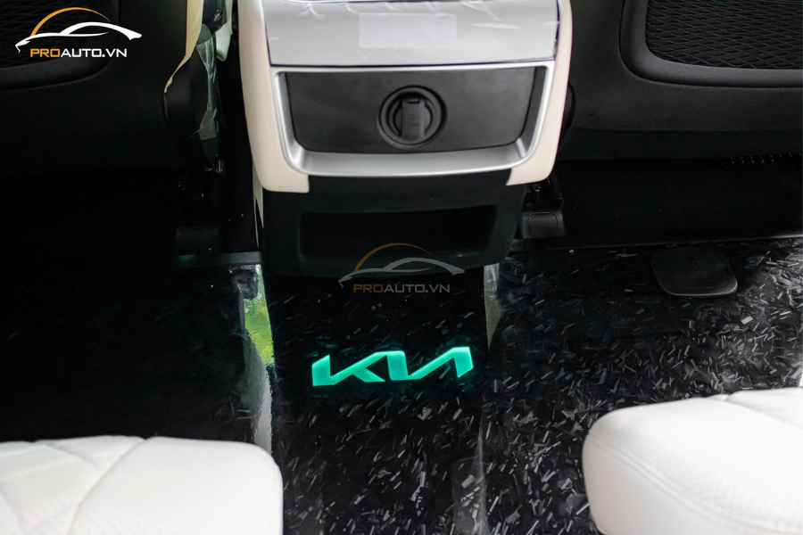 Độ limousine xe Kia Carnival mẫu sàn carbon cao cấp với logo KIA