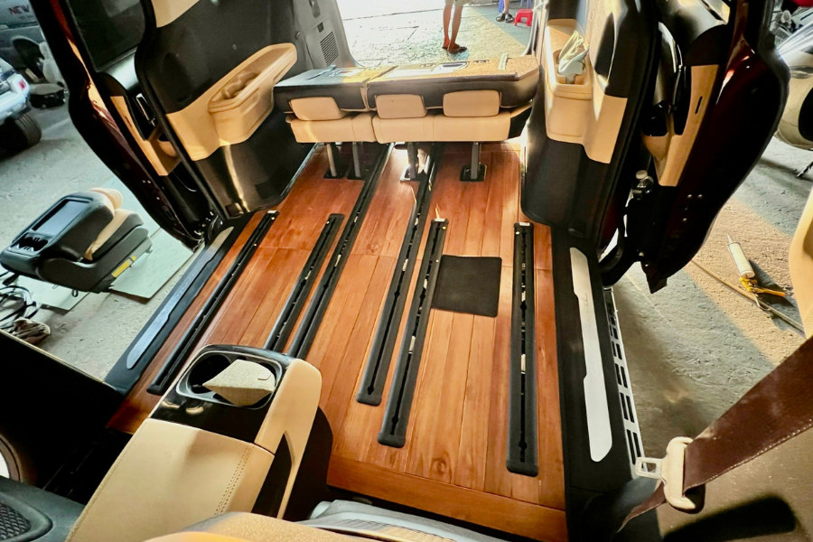 Độ limousine xe Kia Carnival mẫu sàn gỗ cao cấp 