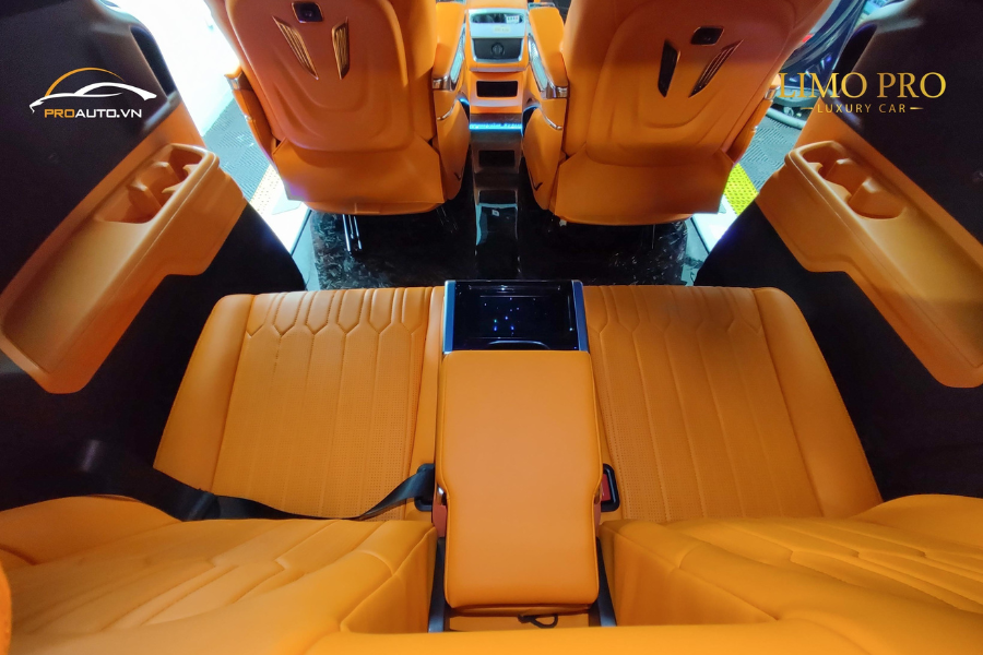 Độ limousine xe Kia Carnival băng 3 chỉnh điện ngã thành giường