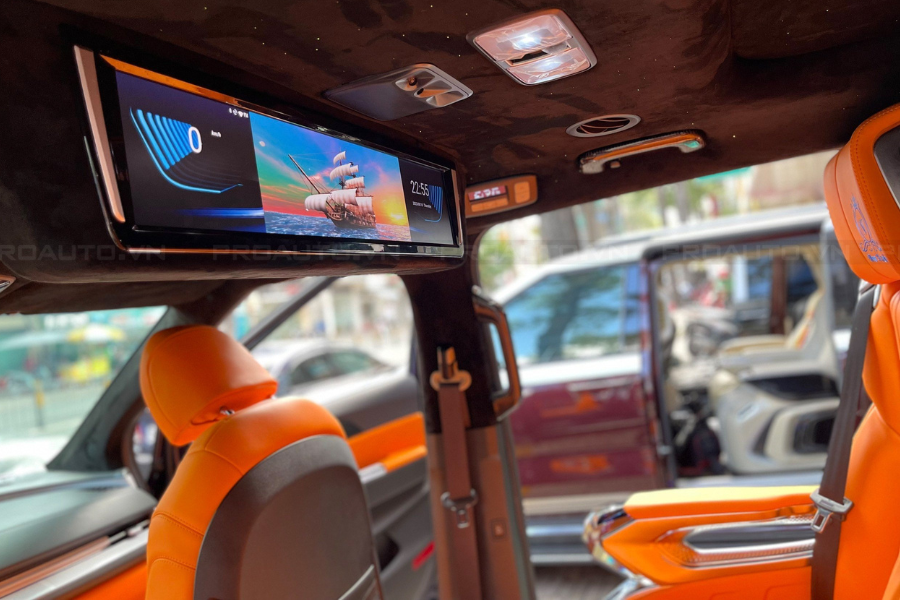 Độ limousine xe Kia Carnival 2023 với màn hình giải trí 24inch ngang gọn gàng 