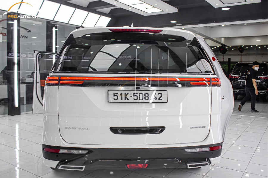 Độ limousine xe Kia Carnival với mẫu đèn porsche và mạch chuyển xi nhan lên cao