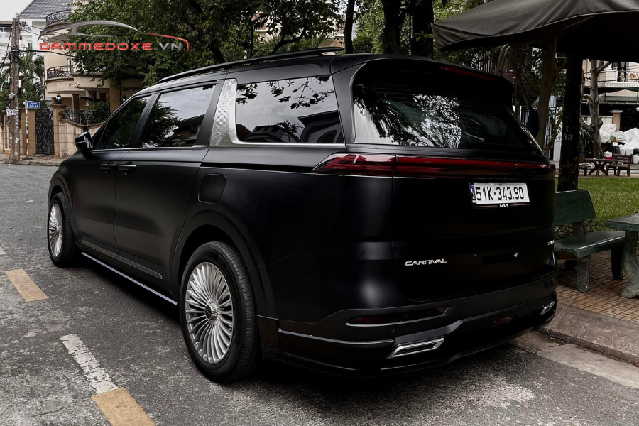 Carnival độ ngoại thất với wrap toàn bộ xe màu đen nhám rất mạnh mẽ