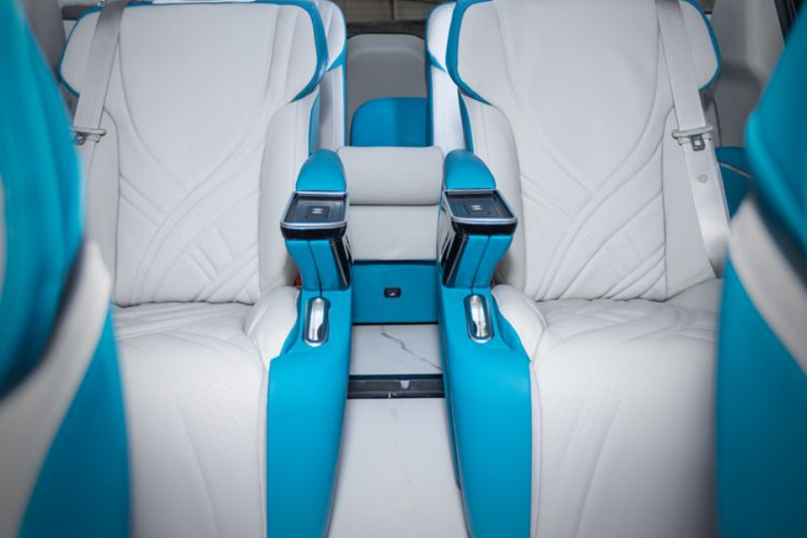 Độ limousine xe Kia Carnival với mẫu VIP 07 khoảng cách giữa 2 ghế rất rộng rãi
