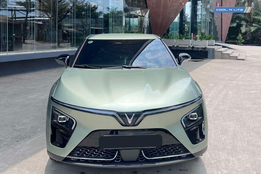 Dán phim kính lái hạn chế chói khi lái xe VinFast VF7